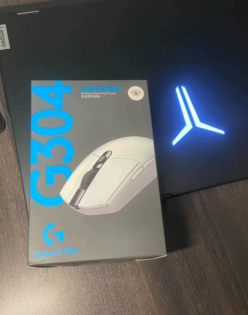 罗技G304无线鼠标适合打游戏、电竞、办公都很适合。  【功能亮点】使用新型传感器，轻质便携用起来跟国行没有区别的，办公作图流畅，热门的游戏轻松驾驭。  海外出